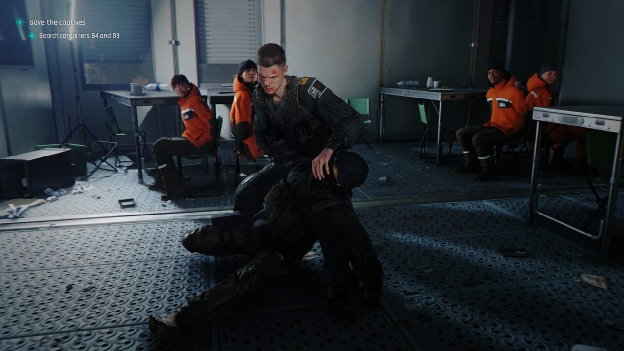 Jovem James Bond imobiliza um soldado no chão em 007 First Light, com reféns de macacão laranja ao fundo