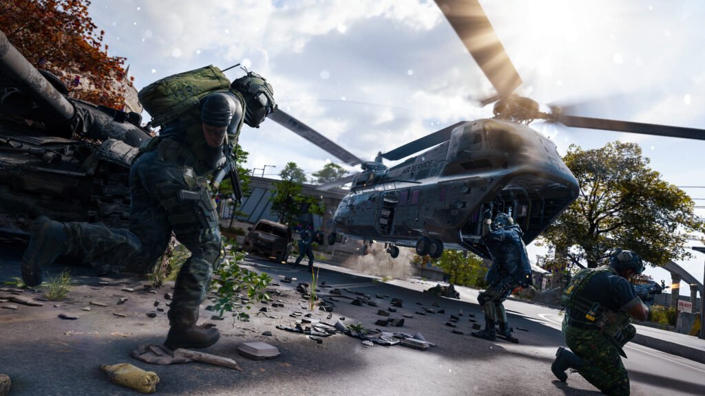 Operadores do DMZ de Modern Warfare 4 correndo até um helicóptero militar pousado no asfalto