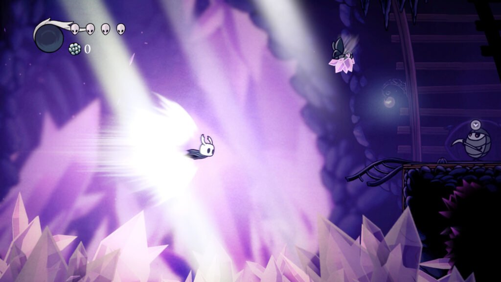 O Cavaleiro disparando em alta velocidade entre cristais roxos no Crystal Peak de Hollow Knight