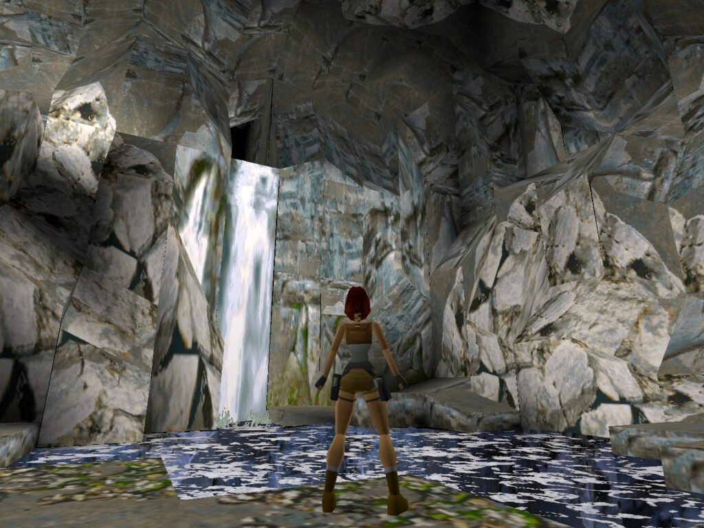 Lara Croft poligonal de 1996 diante de uma cascata numa caverna, base de Tomb Raider: Legacy of Atlantis